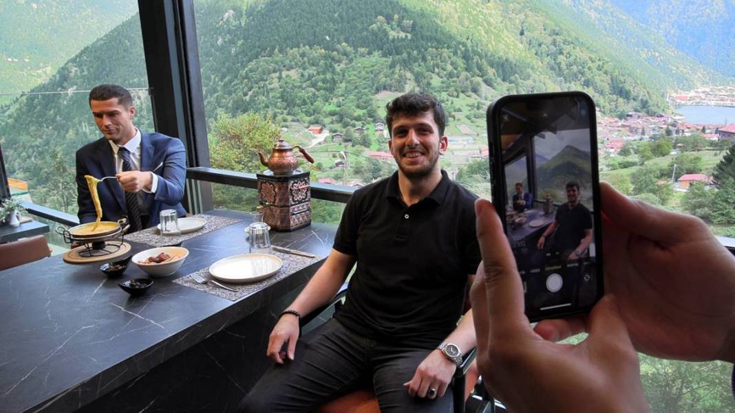 Uzungöl'de Ronaldo sürprizi: Kuymak yiyip çay içti! Görenler şaştı kaldı, fotoğraf çektirdi 9